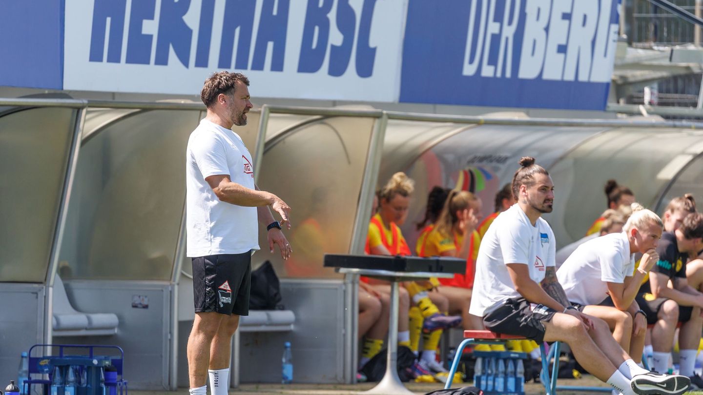Die Auswahl von Hertha-Coach Kurbjuweit spielte im Olympiastadion gegen Erfurt. Foto: Andreas Gora/dpa