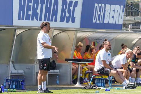 Die Auswahl von Hertha-Coach Kurbjuweit spielte im Olympiastadion gegen Erfurt. Foto: Andreas Gora/dpa