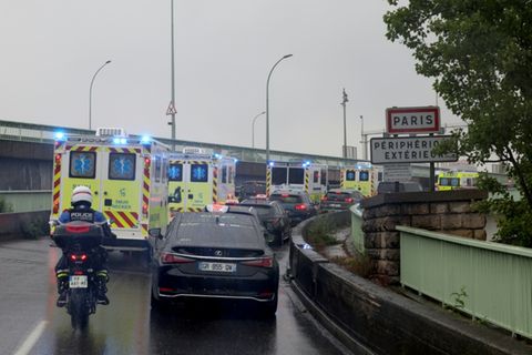 Krankenwagen bringen die Evakuierten nach Paris