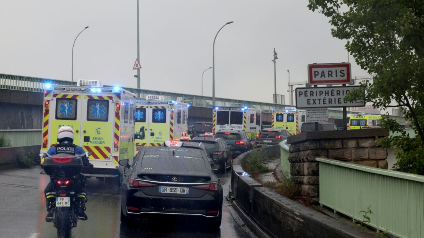 Krankenwagen bringen die Evakuierten nach Paris