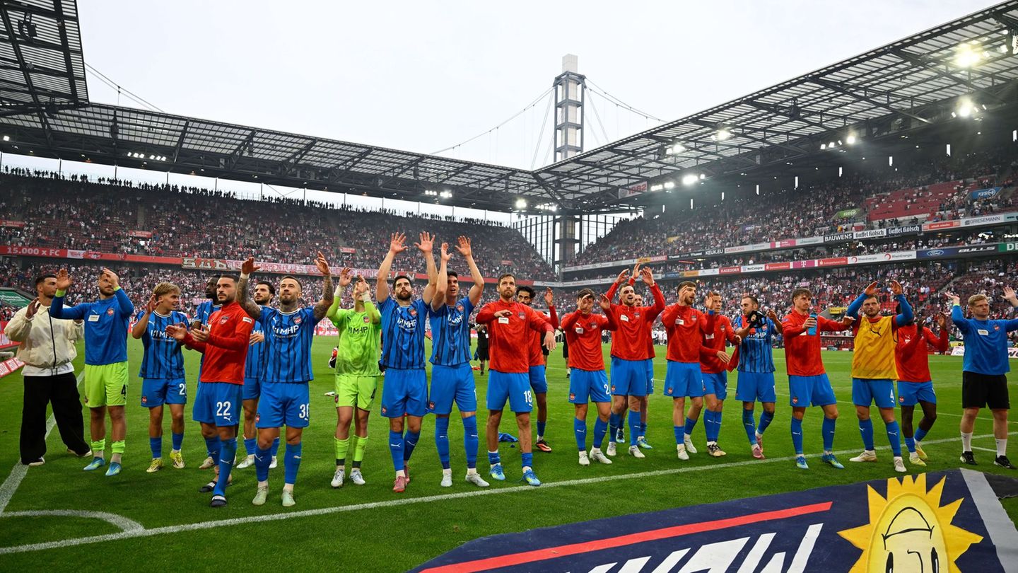Die Heidenheimer feiern den Sieg mit ihren mitgereisten Fans. Foto: Ulrich Hufnagel/dpa