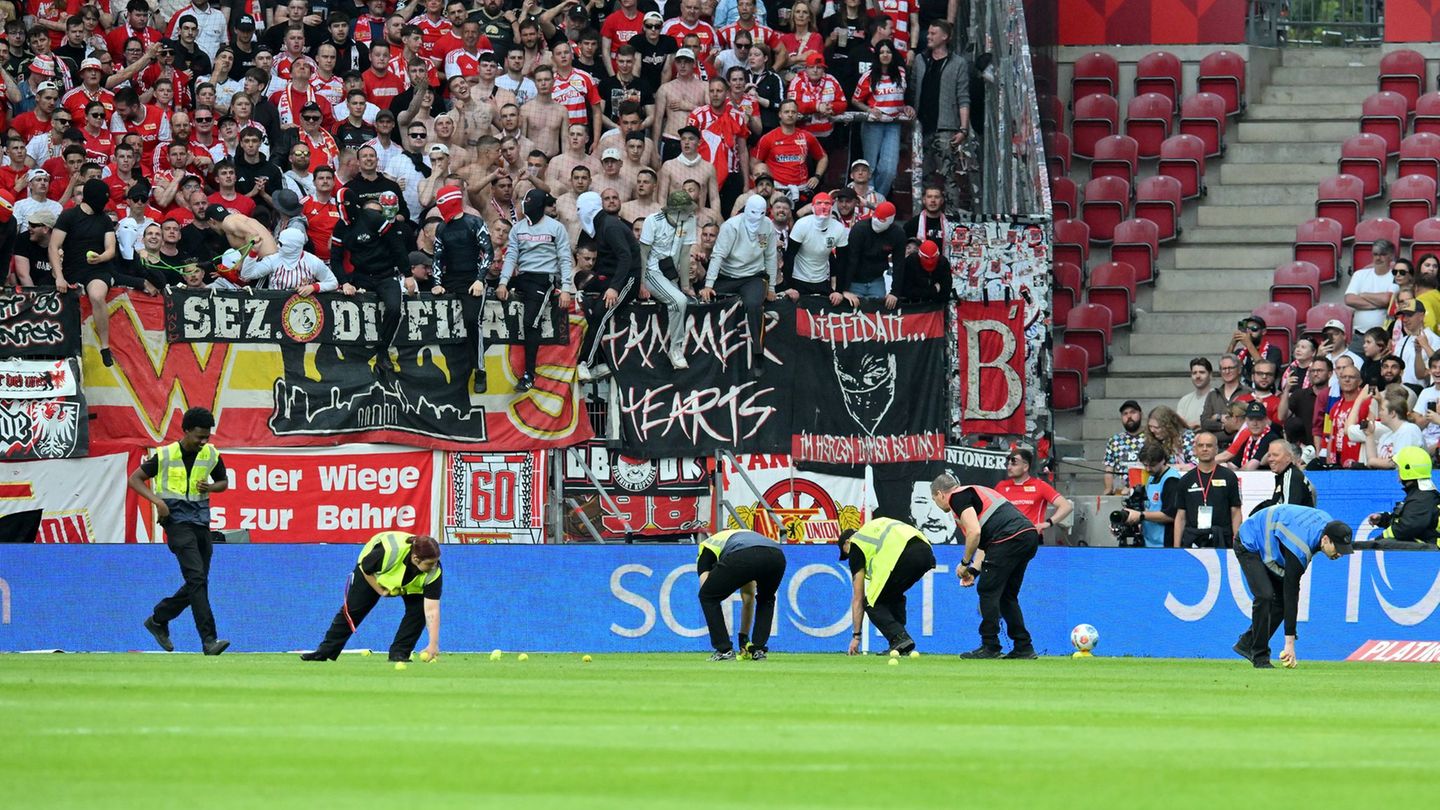 Fans des 1. FC Union werfen beim Spiel gegen den Mainz Tennisbälle auf den Rasen. Foto: Torsten Silz/dpa