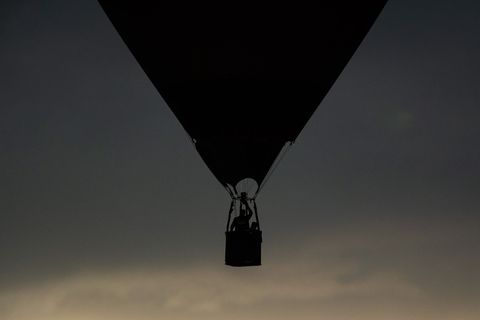 Der Ballon wurde in eine Stromleitung getrieben. (Symbolbild) Foto: Silas Stein/dpa