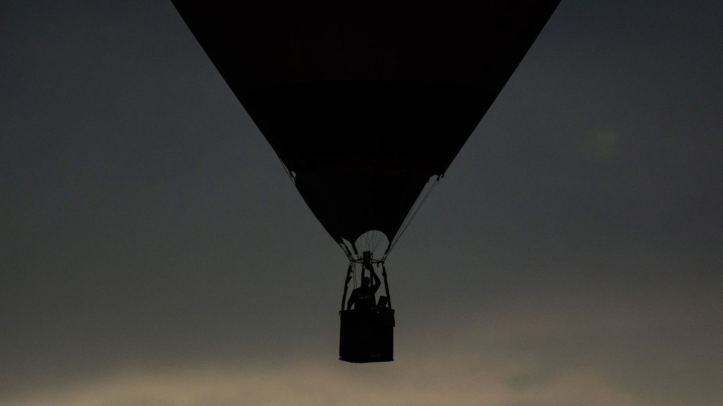 Der Ballon wurde in eine Stromleitung getrieben. (Symbolbild) Foto: Silas Stein/dpa