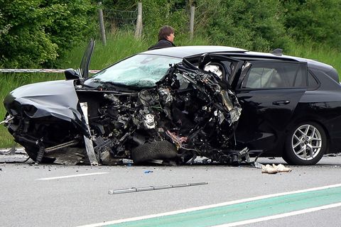 Für zwei Autofahrer kam nach einem Unfall jede Hilfe zu spät. Foto: Justin Brosch/dpa
