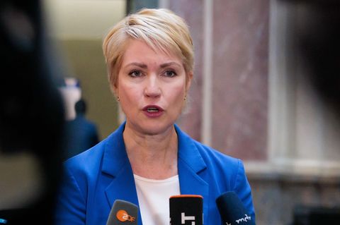 Schwesig rät davon ab, die Prämie weiter zu verfolgen. Foto: Carsten Koall/dpa