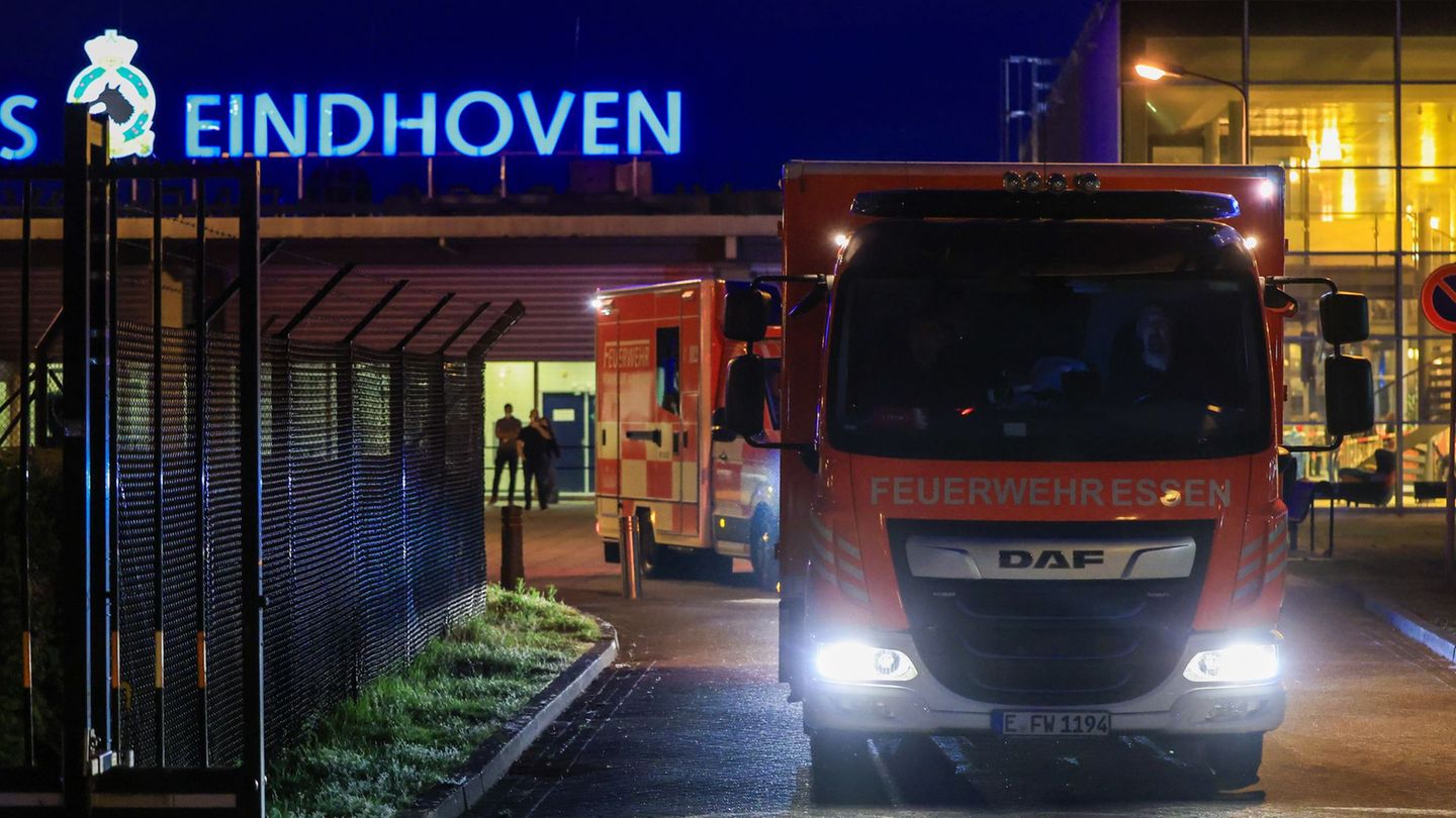 Vier deutsche Passagiere der "Hondius" werden nach Frankfurt gebracht. Foto: Christoph Reichwein/dpa