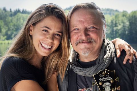 Am Anfang haben sie ein schwieriges Verhältnis: Vater Wim (Axel Prahl) hat die Familie früh verlassen. Nun braucht ihn Tochter Juli (Venessa Mai) als Nierenspender. Doch aus der alten Wut wird eine neue Chance.