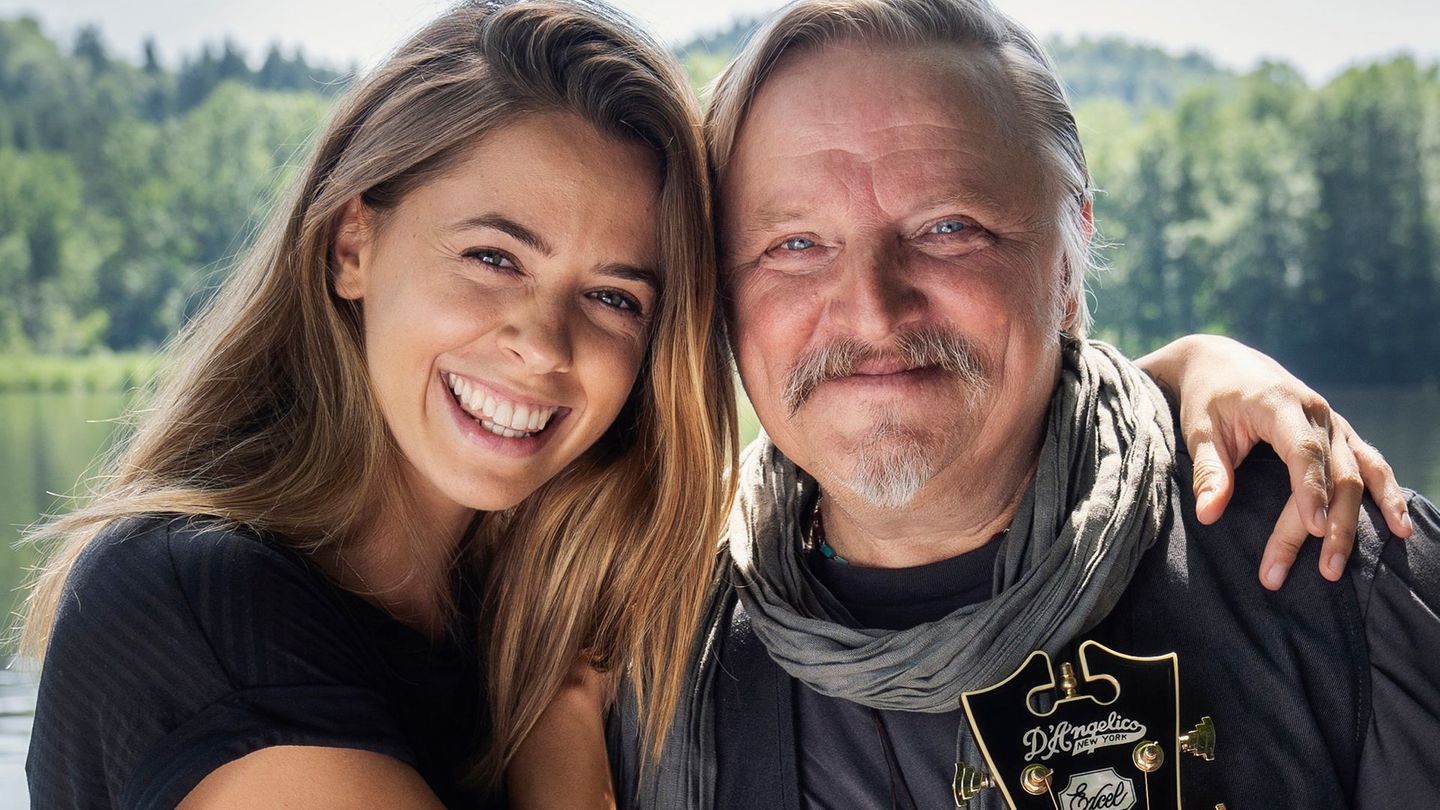 Am Anfang haben sie ein schwieriges Verhältnis: Vater Wim (Axel Prahl) hat die Familie früh verlassen. Nun braucht ihn Tochter Juli (Venessa Mai) als Nierenspender. Doch aus der alten Wut wird eine neue Chance.