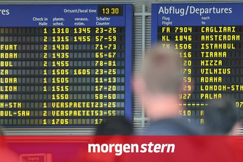 Sommerurlaub: Fluggäste am Flughafen