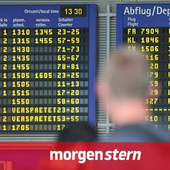 Sommerurlaub: Fluggäste am Flughafen