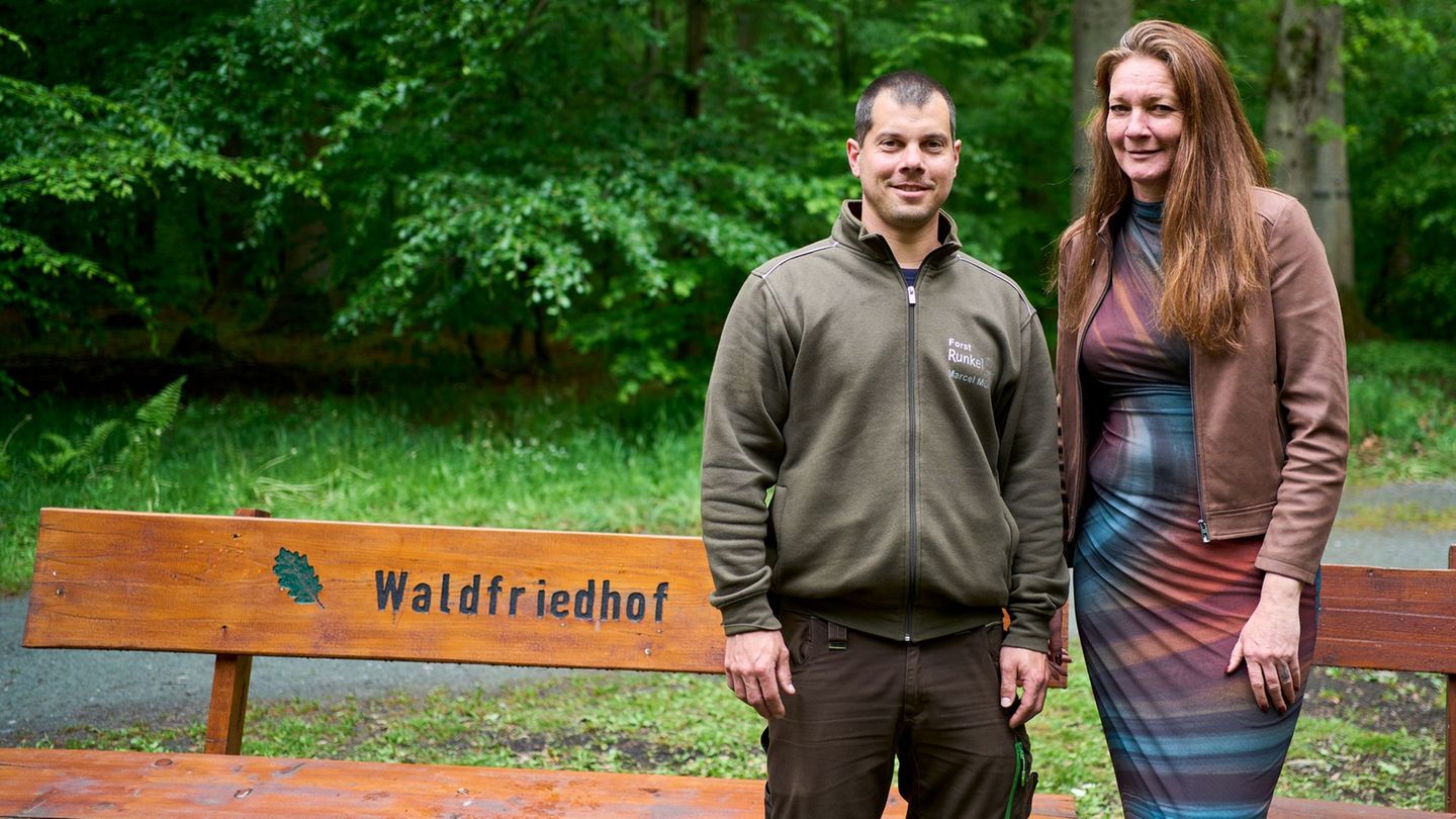 Feuerwehrmann Marcel Müller, der nach dem schweren Arbeitsunfall mit fünf Todesopfern in einer Lederfabrik im Einsatz war, steht