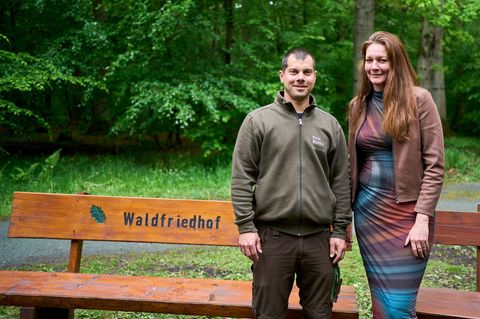 Feuerwehrmann Marcel Müller, der nach dem schweren Arbeitsunfall mit fünf Todesopfern in einer Lederfabrik im Einsatz war, steht