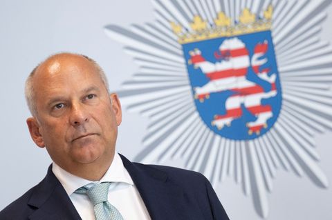 Der hessische Innenminister Roman Poseck (CDU) ist im Polizeipräsidium zu Gast. (Archivbild) Foto: Boris Roessler/dpa