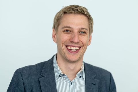 Der Münchner Oberbürgermeister Dominik Krause (Grüne) erhält von seinem Vorgänger Dieter Reiter (SPD) die Amtskette. (Archivbild