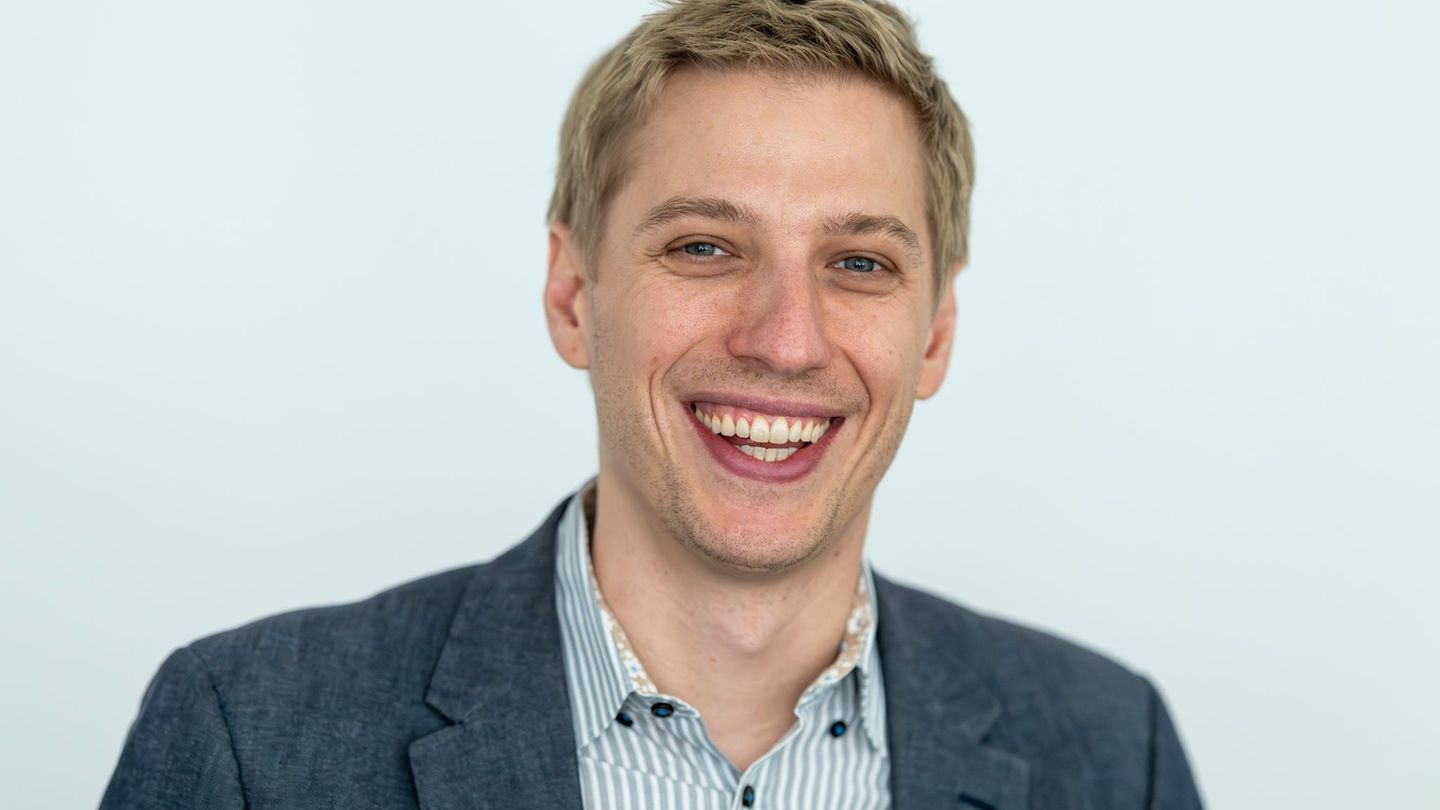 Der Münchner Oberbürgermeister Dominik Krause (Grüne) erhält von seinem Vorgänger Dieter Reiter (SPD) die Amtskette. (Archivbild