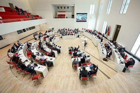Der Landtag in Brandenburg ist in den Landesfarben weiß und rot gehalten. (Archivbild) Foto: Britta Pedersen/dpa