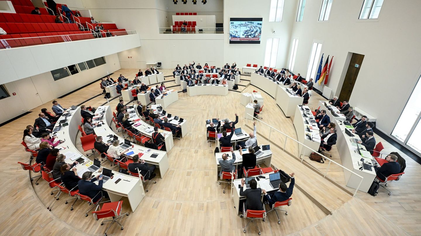 Der Landtag in Brandenburg ist in den Landesfarben weiß und rot gehalten. (Archivbild) Foto: Britta Pedersen/dpa