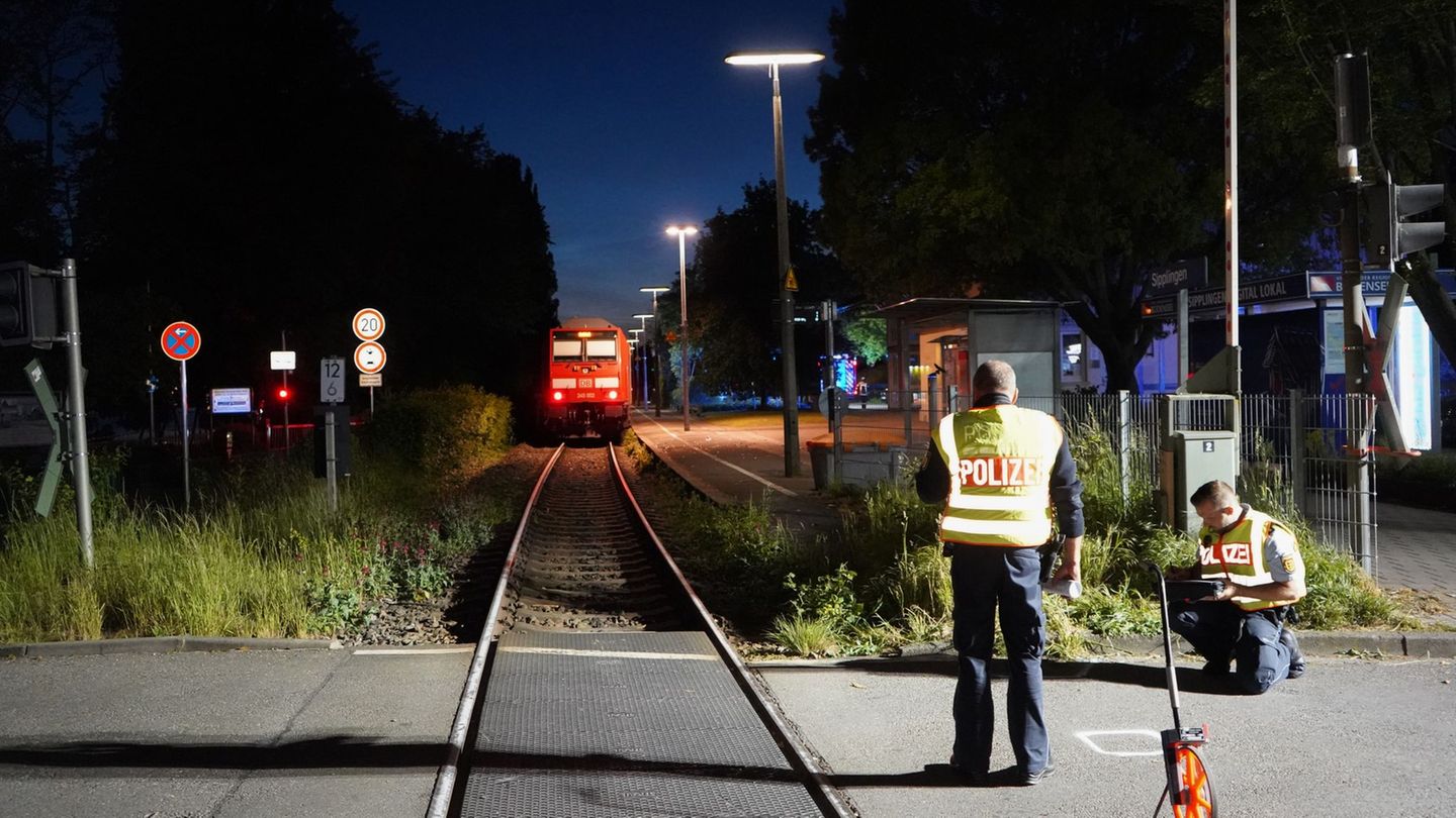Nach dem Unfall vermessen Polizisten die Unglücksstelle. Foto: Reinert/swd-medien /dpa