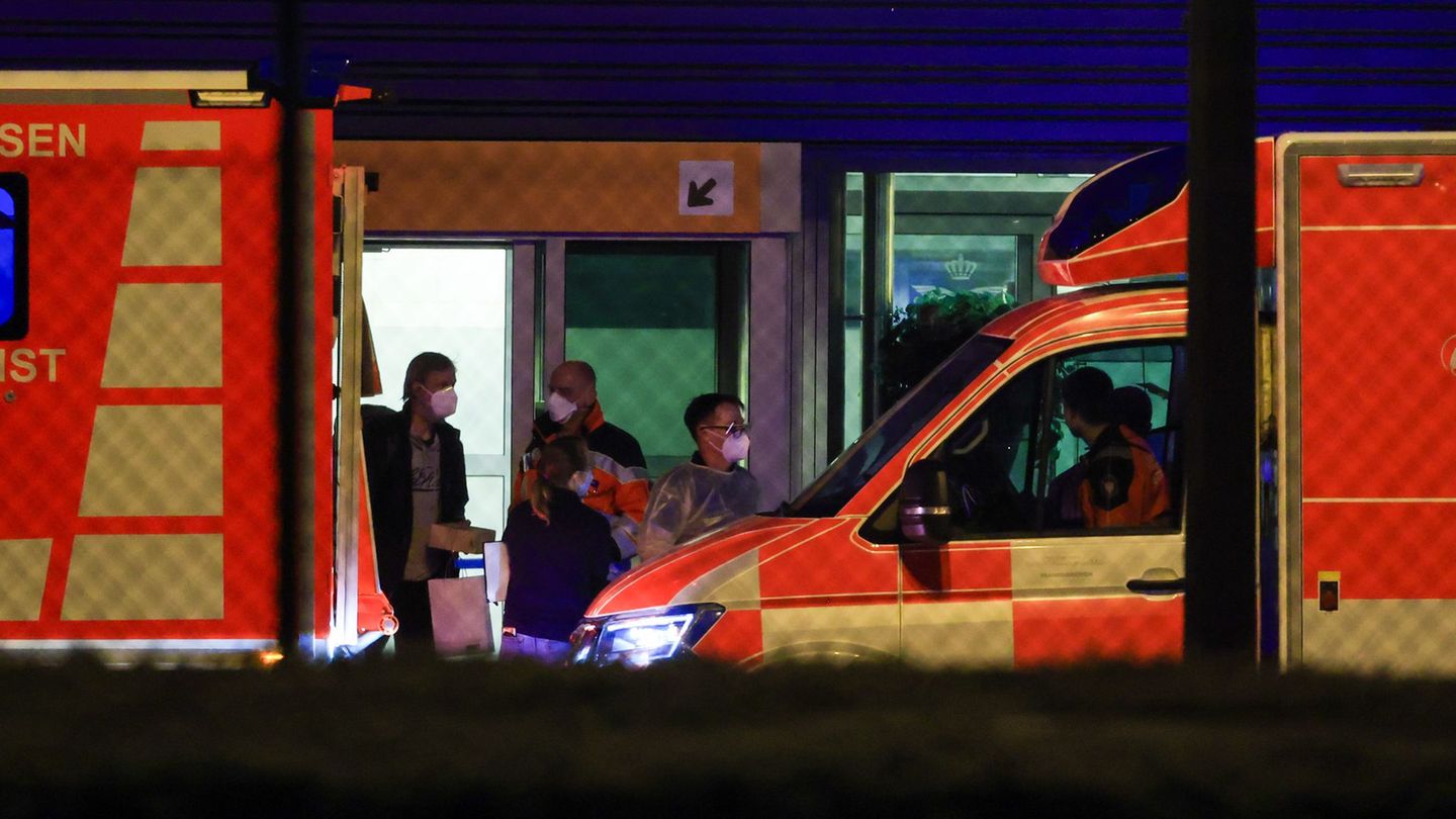 Die deutschen Passagiere wurden per Konvoi nach Frankfurt gebracht. Foto: Christoph Reichwein/dpa