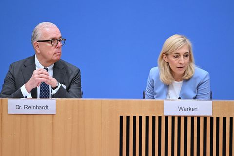 Ärztepräsident Reinhardt begrüßt Ministerin Warken beim Ärztetag - mit Kritik? (Archivbild) Foto: Soeren Stache/dpa