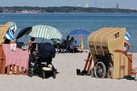 Viele Gemeinden bieten barrierearme Zugänge zum Strand (Archivbild). Foto: Bodo Marks/dpa