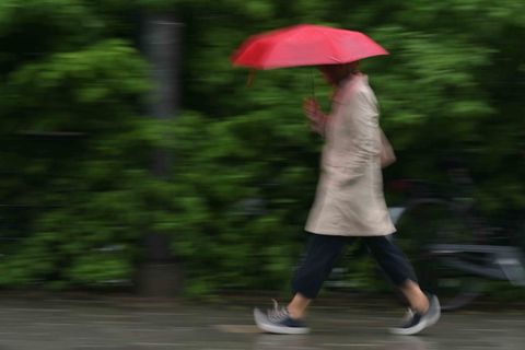 Der Regenschirm wird zum Wochenstart für die Menschen in Bayern unverzichtbar. (Archivbild) Foto: Malin Wunderlich/dpa