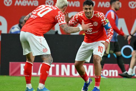 Der Mainzer Nadiem Amiri (r) sorgte nach dem 1:3 gegen den 1. FC Union Berlin für ein kurioses Interview. Foto: Torsten Silz/dpa