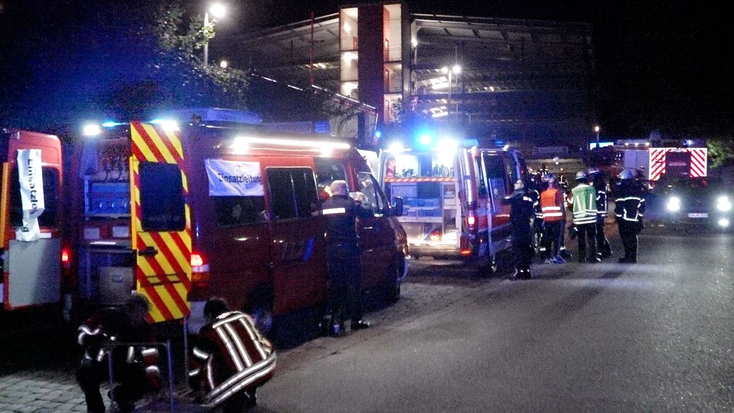 Um Mitternacht sorgte ein Wohnungsbrand in Saarbrücken-Dudweiler für Aufregung. (Symbolbild) Foto: Thorsten Kremers/dpa