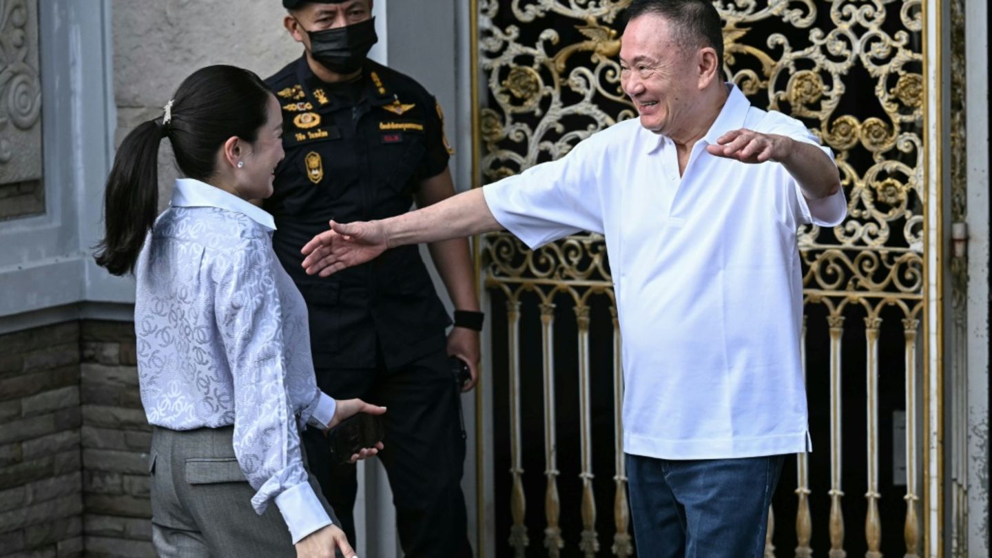Thaksin beim Verlassen des Gefängnisses