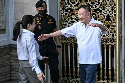 Thaksin beim Verlassen des Gefängnisses