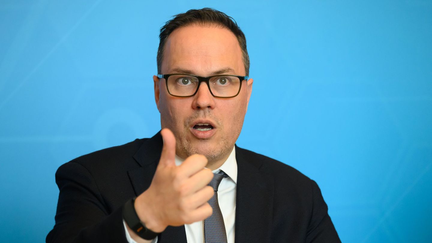 "Wir werden in Sachsen gerade in einem Energie-Kulturkampf zerrieben", sagt Wirtschaftsminister Dirk Panter (SPD). (Archivbild)