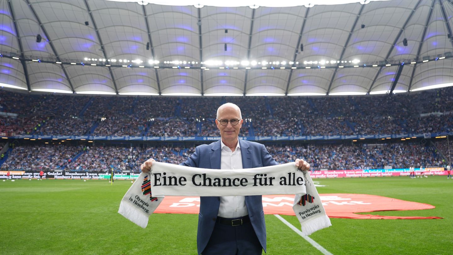 Auf Werbetour: Hamburgs Erster Bürgermeister Peter Tschentscher (SPD) vor dem Spiel des HSV gegen den SC Freiburg. Foto: Marcus