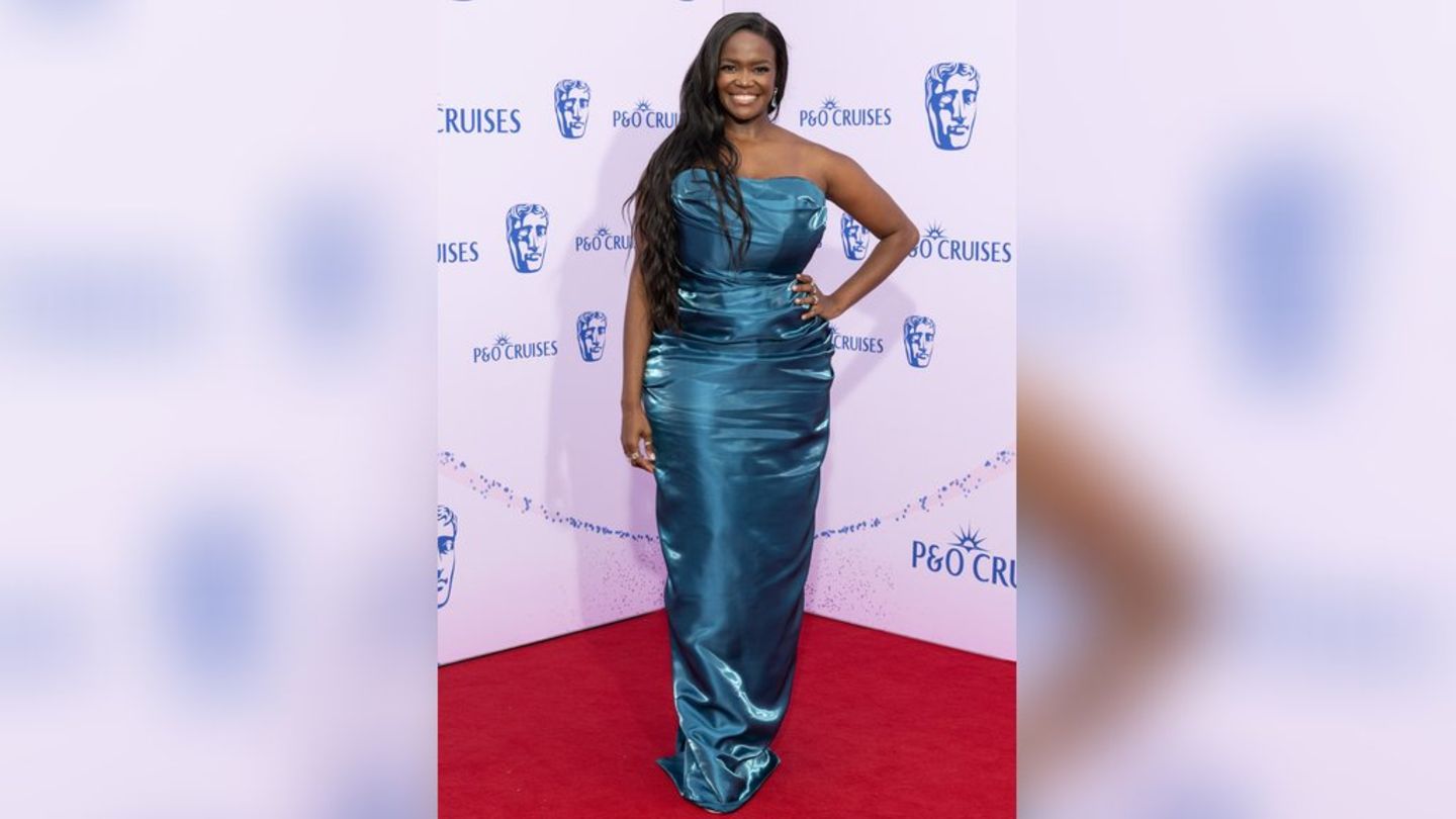 Oti Mabuse wählte für die BAFTA TV Awards in diesem Jahr ein trägerloses, blaues Kleid.