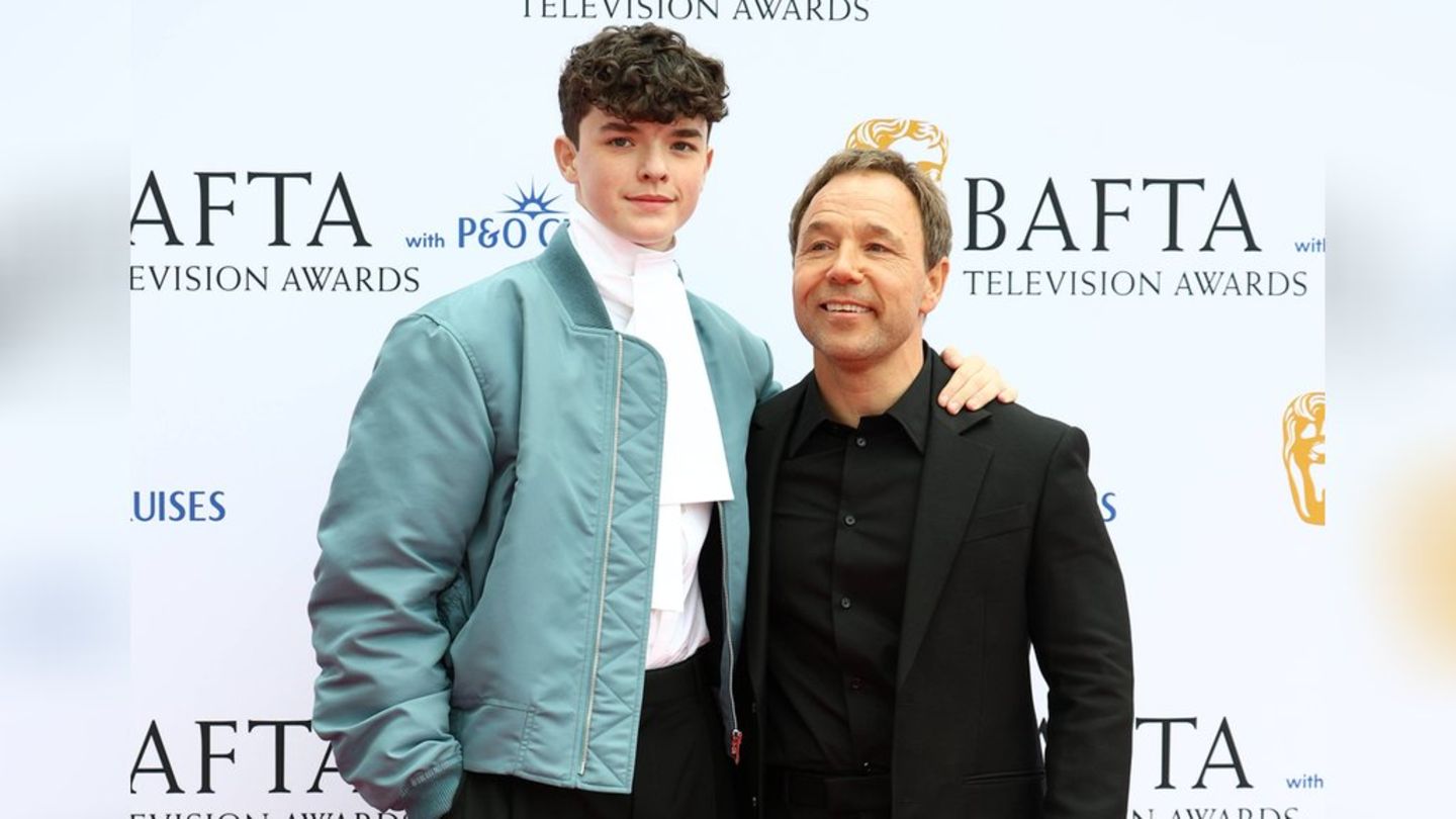 Owen Cooper (l.) und Stephen Graham spielen in "Adolescence" Sohn und Vater.