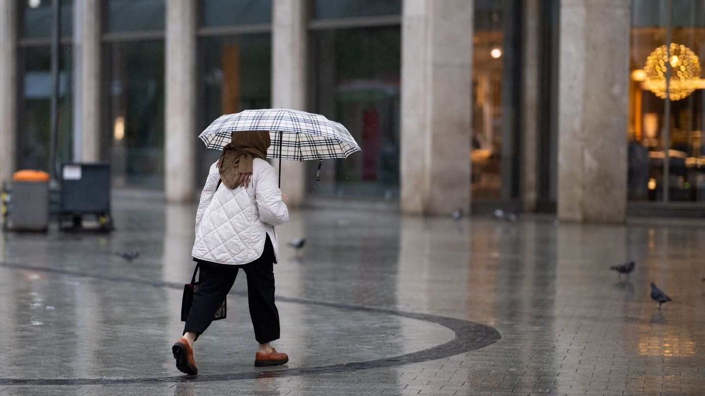 In Niedersachsen regnet es in diesem Mai mehr als üblich. Foto: Julian Stratenschulte/dpa