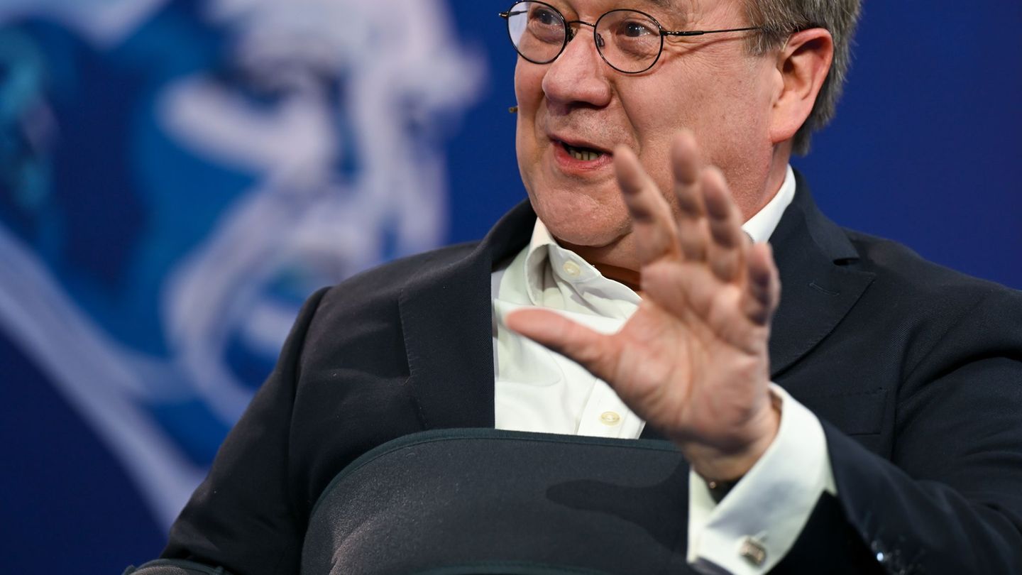 Armin Laschet (CDU) trug nach seinem Unfall eine Armstütze. (Archivbild) Foto: Sven Hoppe/dpa