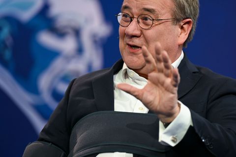 Armin Laschet (CDU) trug nach seinem Unfall eine Armstütze. (Archivbild) Foto: Sven Hoppe/dpa