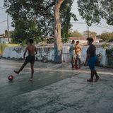 Kinder spielen Straßenfußball