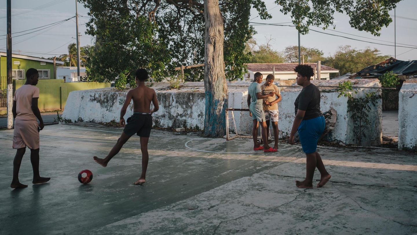 Kinder spielen Straßenfußball