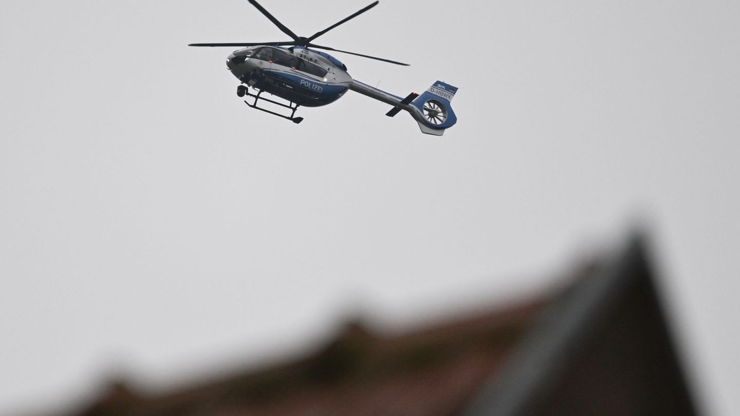 Bei der Suche nach dem Unfallverursacher kam auch ein Polizeihubschrauber zum Einsatz. (Symbolbild) Foto: Bernd Weißbrod/dpa