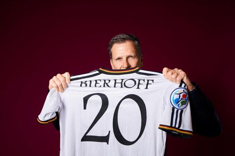 Oliver Bierhoff hält ein altes Trikot von der EM 1996 in die Kamera