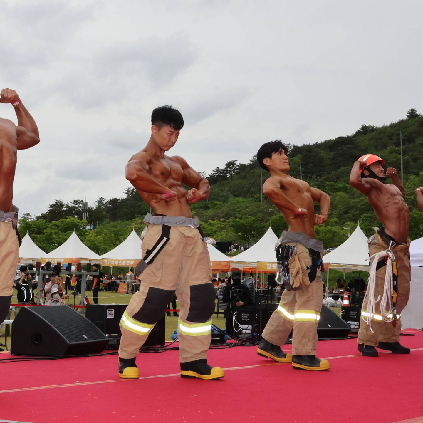 Gongju, Südkorea. Normalerweise verdeckt dicke Schutzausrüstung die trainierten Körper dieser Feuerwehrleute. Einmal im Jahr aber ist das anders. Als Teil des Wettbewerbs der Nationalen Feuerwehrakademie der Provinz Süd-Chungcheong, in Zentral-Südkorea, steht auch ein Bodybuilding-Contest auf dem Programm.