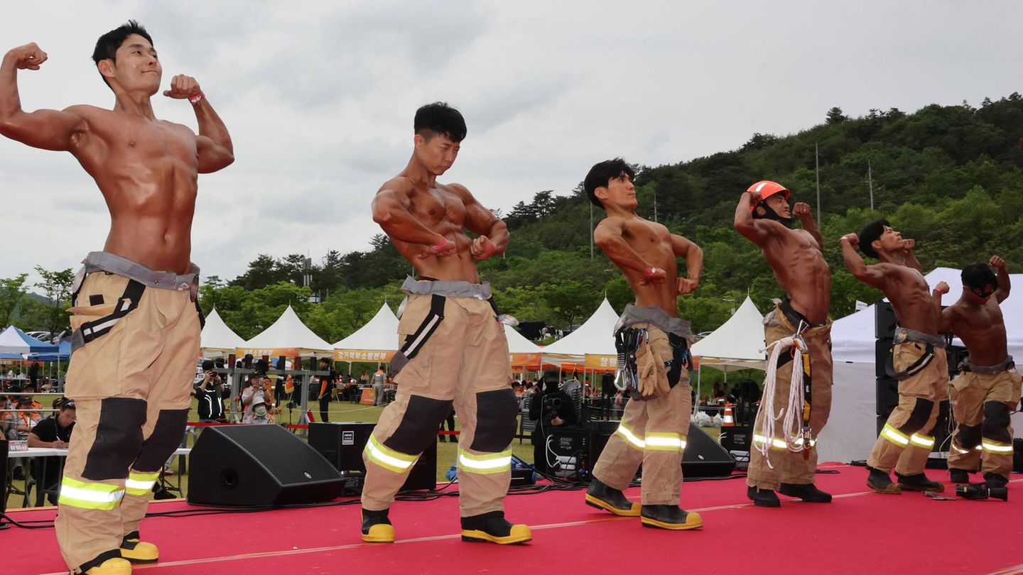 Gongju, Südkorea. Normalerweise verdeckt dicke Schutzausrüstung die trainierten Körper dieser Feuerwehrleute. Einmal im Jahr aber ist das anders. Als Teil des Wettbewerbs der Nationalen Feuerwehrakademie der Provinz Süd-Chungcheong, in Zentral-Südkorea, steht auch ein Bodybuilding-Contest auf dem Programm.