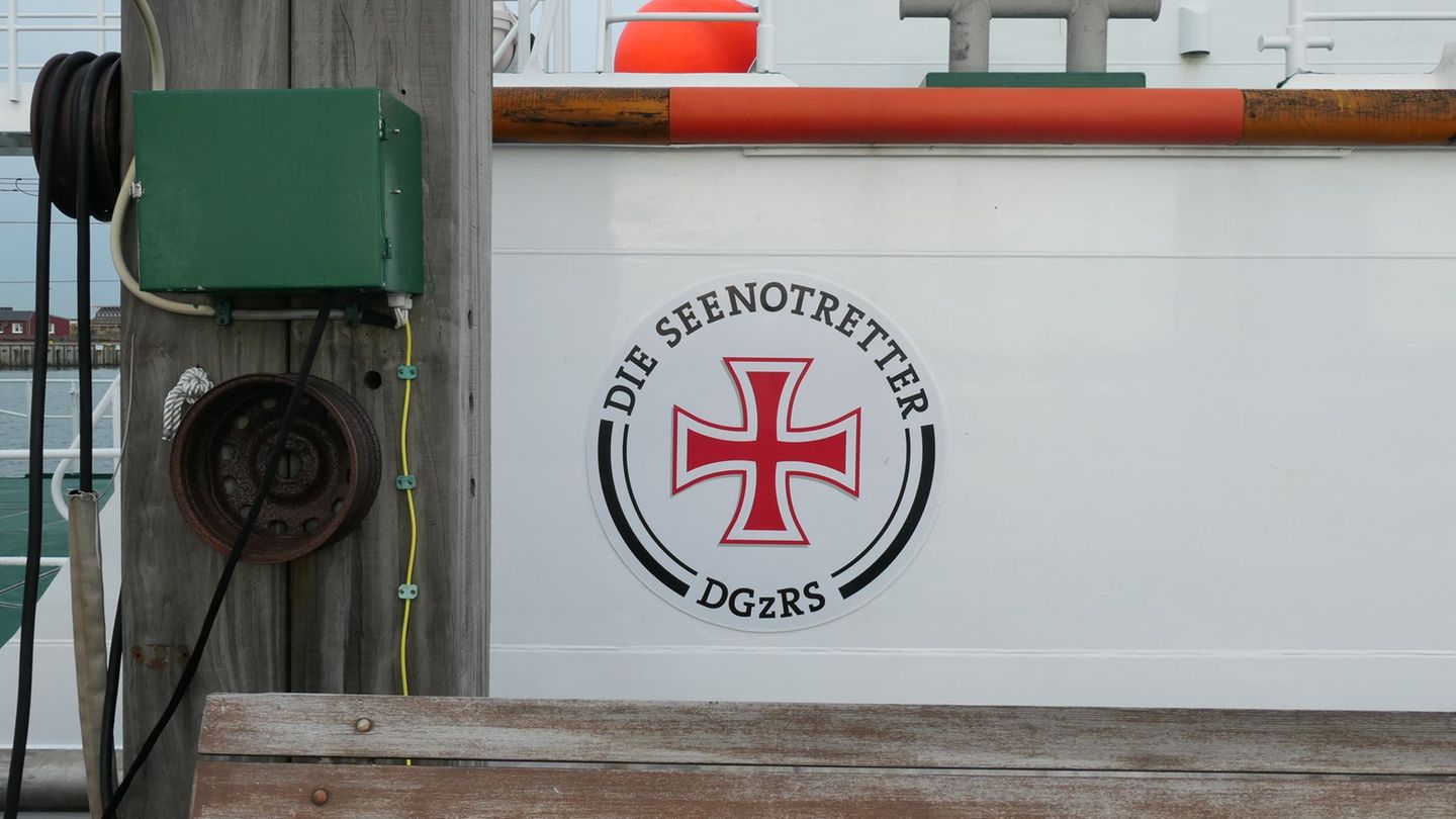 Auch ein Seenotrettungskreuzer wurde alarmiert. (Symbolbild) Foto: Helge Toben/dpa