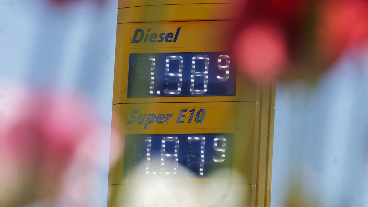 Zum ersten Mal seit Anfang März hat Diesel im bundesweiten Tagesdurchschnitt wieder weniger als 2 Euro gekostet. (Archivbild) Fo