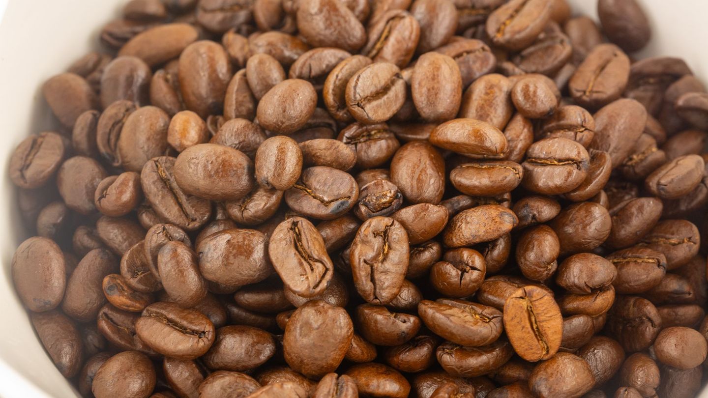 Die Preise für Kaffee sind in den vergangenen Jahren stark gestiegen. Foto: Fernando Gutierrez-Juarez/dpa