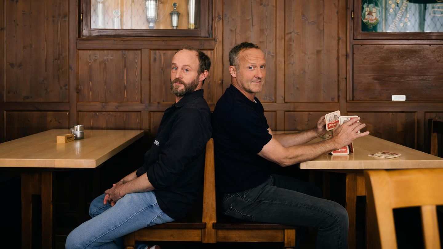 Florian Brückner (l.), 44, und Maximilian Brückner, 47, im „Alten Wirt“ ihrer Heimatgemeinde Riedering