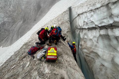 Retter der Bergwacht im Einsatz an einer Gletscherspalte