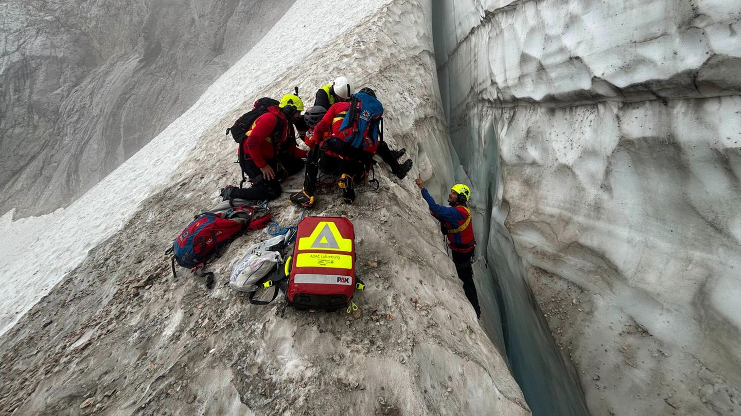 Retter der Bergwacht im Einsatz an einer Gletscherspalte